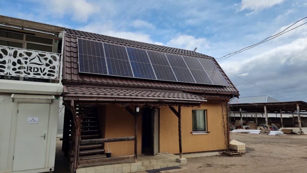 Установка солнечных панелей на крыше коммерческого здания компании SOLARX