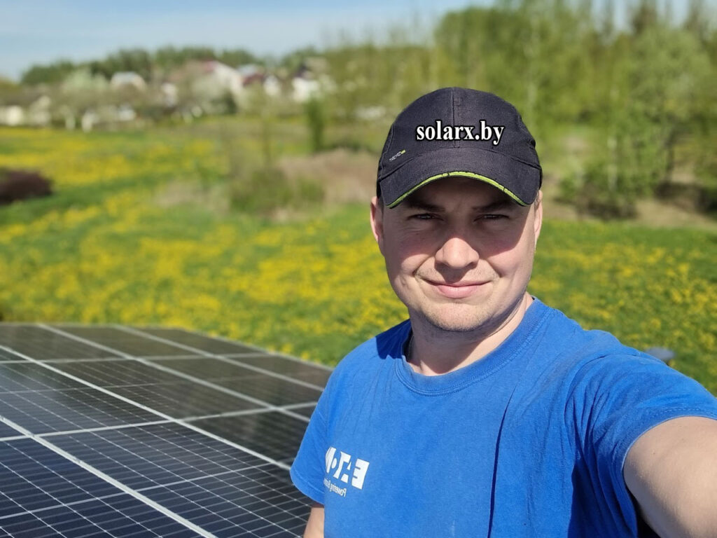 Инженер компании SOLARX на объекте после установки солнечной станции